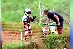 Мать 9-летнего мотогонщика объяснила, за что на него накинулся отец