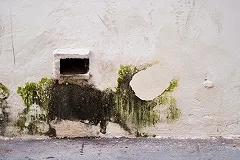 На стены домов Екатеринбурга возвращается реклама наркотиков