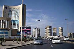 Сводки из Ливии: армия Хафтара бомбила Триполи, есть жертвы, военные США бежали