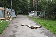 Горожане сломали забор в реконструируемой Зеленой Роще