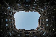 В Екатеринбурге мужчина похищал квартиры у мертвых людей