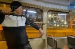 В екатеринбургском трамвае мужчина с заточкой начал угрожать подросткам