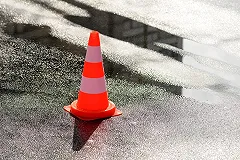 Рабочие в дождь вышли ремонтировать дороги на Уралмаше