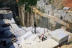 На окраине Екатеринбурга в карьере по добыче гранита погиб мужчина