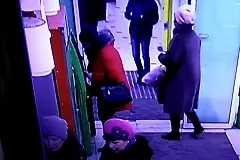 Женщина забрала чужие деньги из банкомата в Пионерском поселке