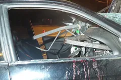 В Екатеринбурге автомобиль снес трамвайную остановку с людьми