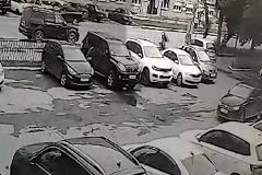 В Екатеринбурге парень на электросамокате на скорости влетел в кроссовер