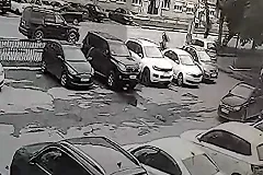 В Екатеринбурге парень на электросамокате на скорости влетел в кроссовер