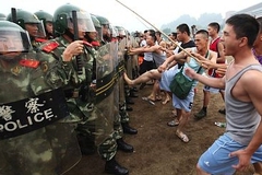 В КНР толпа с топорами атаковала полицейский участок