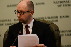 Яценюк предложил заменить Россию в G8 на Украину