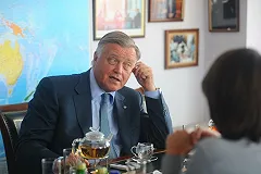 Якунин рассказал о навязанных России идеалах общества потребления