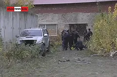 Мужчина, которому оторвало руку взрывом, бил камнем по банке с порохом