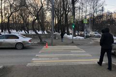Два пешехода, переходящих дорогу на запрещающий сигнал светофора, попали в ДТП