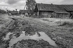 Жителям уральской деревни приходится ходить за хлебом пешком через лес