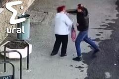 Уралец избил бабушку на улице