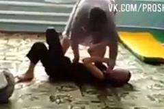 Воспитатель едва не задушила ребёнка в интернате