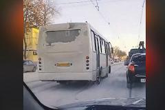 В Екатеринбурге водитель автобуса объехал пробку по встречке