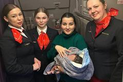 Во время полёта на борту «Уральских авиалиний» родился ребёнок