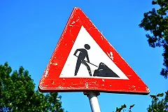 В Екатеринбурге новый троллейбус повалил дорожный знак, не вписавшись в поворот (ФОТО)