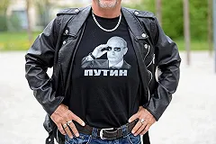 Жителям Нью-Йорка раздали футболки с изображением Путина и матрешки