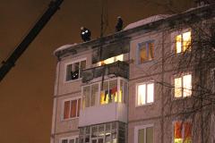 В Североуральске в пятиэтажке обрушился козырек над балконом 5-го этажа