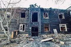 Жительницу Челябинска весом 133 килограмма третий день не могут эвакуировать из сгоревшего дома