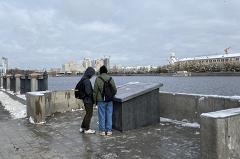 Люди несут цветы: гранитную карту Екатеринбурга приняли за надгробие