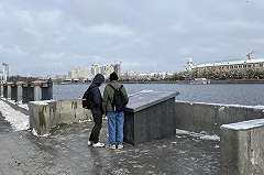 Люди несут цветы: гранитную карту Екатеринбурга приняли за надгробие