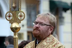 Милонов предложил запретить прогулки с голым торсом и в купальниках