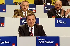 Шредер назвал абсурдом продление антироссийских санкций