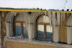 На месте схода с крыши снега на коляску с ребенком завалило автомобиль