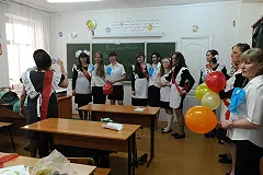 В школе на Урале выпускникам выдали грамоты с гербом и флагом Украины (ФОТО)