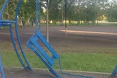 В Свердловской области ребенок сорвался с неисправных качелей, расположенных в парке культуры