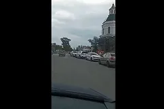 Жители Сысерти негодуют на «понаехавших» отдыхающих, заставивших машинами все обочины