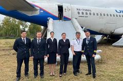 В Екатеринбурге встретили совершивший посадку в поле экипаж «Уральских авиалиний»