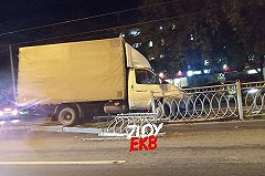 В Екатеринбурге пьяный водитель грузовика снёс трамвайную остановку