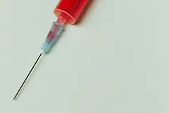 На Урале в колонию-поселение пытались передать наркотики со шприцем