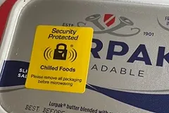 В супермаркетах Великобритании начали вешать противоугонные бирки на пачки сливочного масла