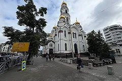 В Екатеринбурге несут цветы и игрушки к месту гибели пешеходов у Большого Златоуста (ФОТО)