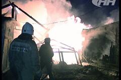 УАЗ с гаражом сгорели из-за детской шалости в Екатеринбурге