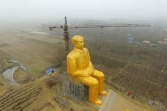 В китайской глубинке появился 36-метровый золотой Мао