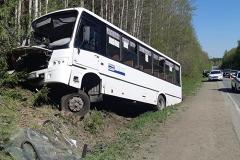 Водителю стало плохо: на свердловской трассе опрокинулся пассажирский автобус