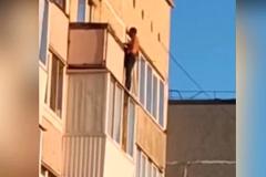 В Свердловской области мужчина сорвался с балкона пятиэтажки и погиб