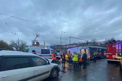 В Екатеринбурге легковушка вылетела на красный и врезалась в трамвай
