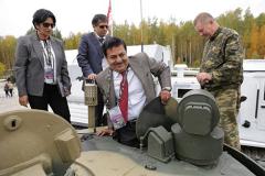 Депутат Госдумы залез в танк на RAE и застрял в нем на пять часов