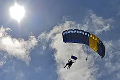 7-летний мальчик из Екатеринбурга спрыгнул с парашютом с высоты 4 км