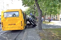 Владелец Lexus засудил ТТУ за царапину от оборвавшегося троллейбусного провода