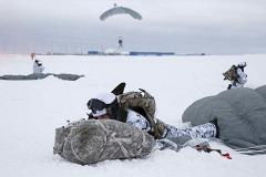 Российские десантники первыми в мире прыгнули с высоты 10 километров в Арктике (ВИДЕО)