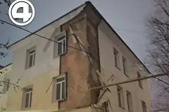 С фасада свердловского дома сорвало облицовку после капремонта