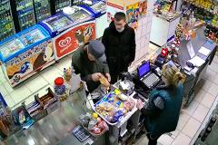 В Екатеринбурге парень заплатил за пиво и чипсы фальшивыми деньгами